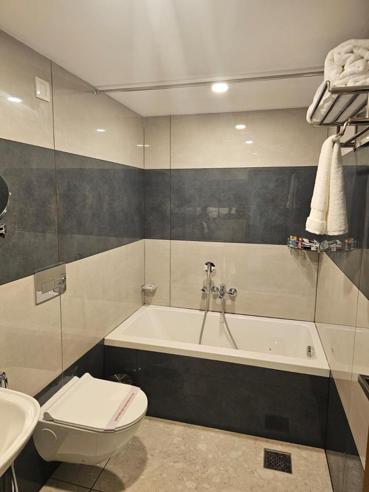 Hotel Pearl Residency Ayoor Exterior foto