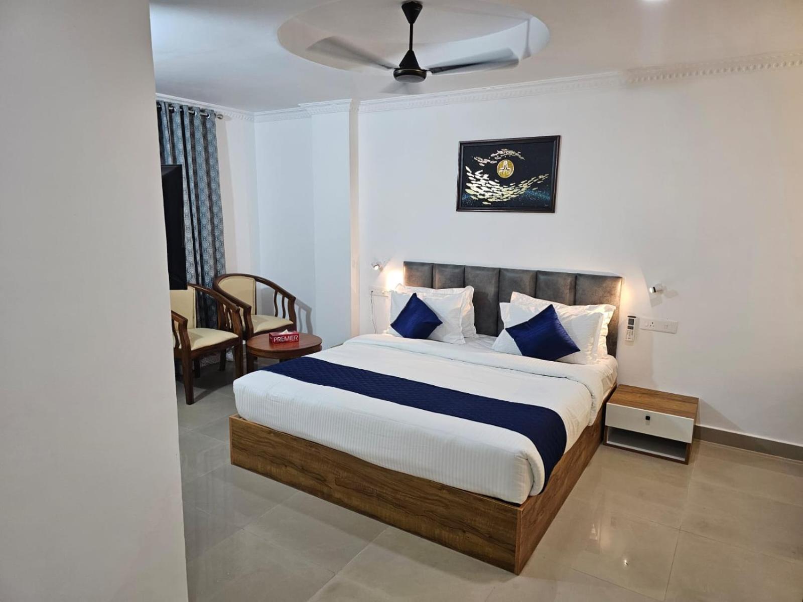Hotel Pearl Residency Ayoor Exterior foto